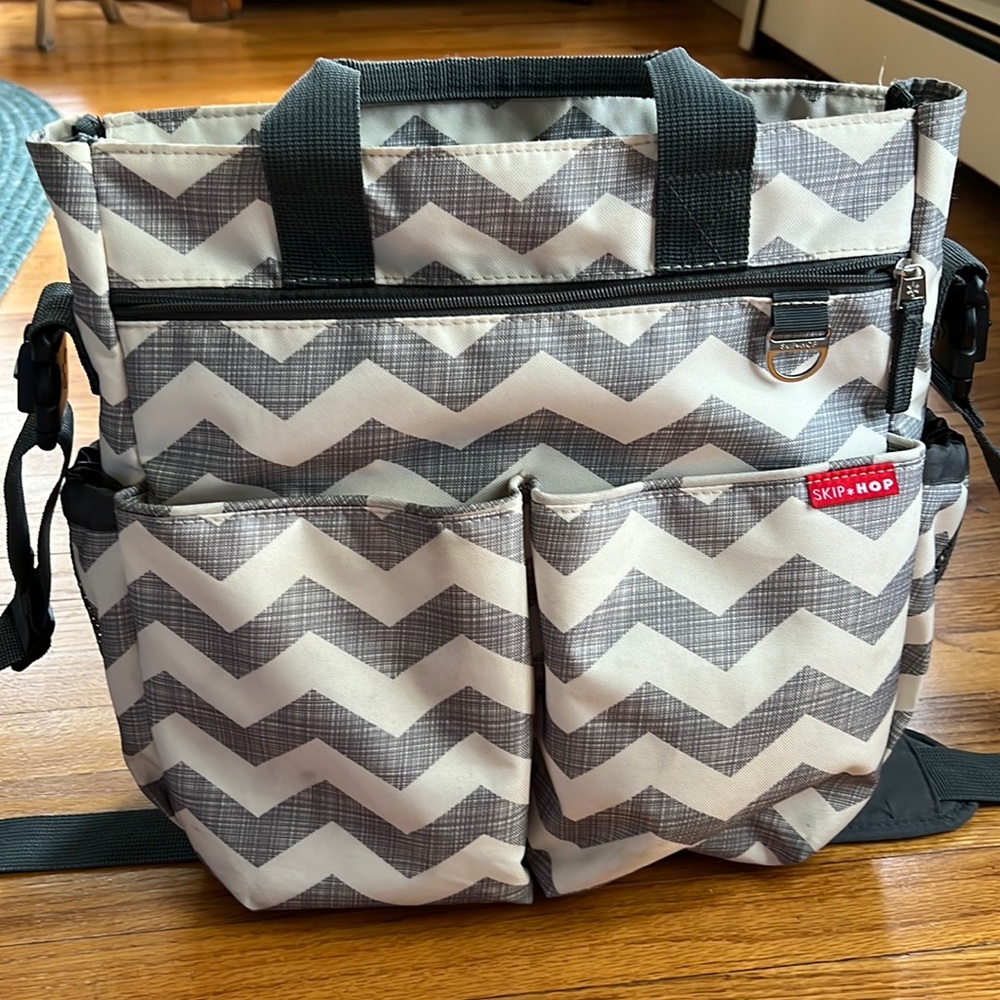 SkipHop crossbody diaper bag or travel bag. Gray and cream chevron design in EUC